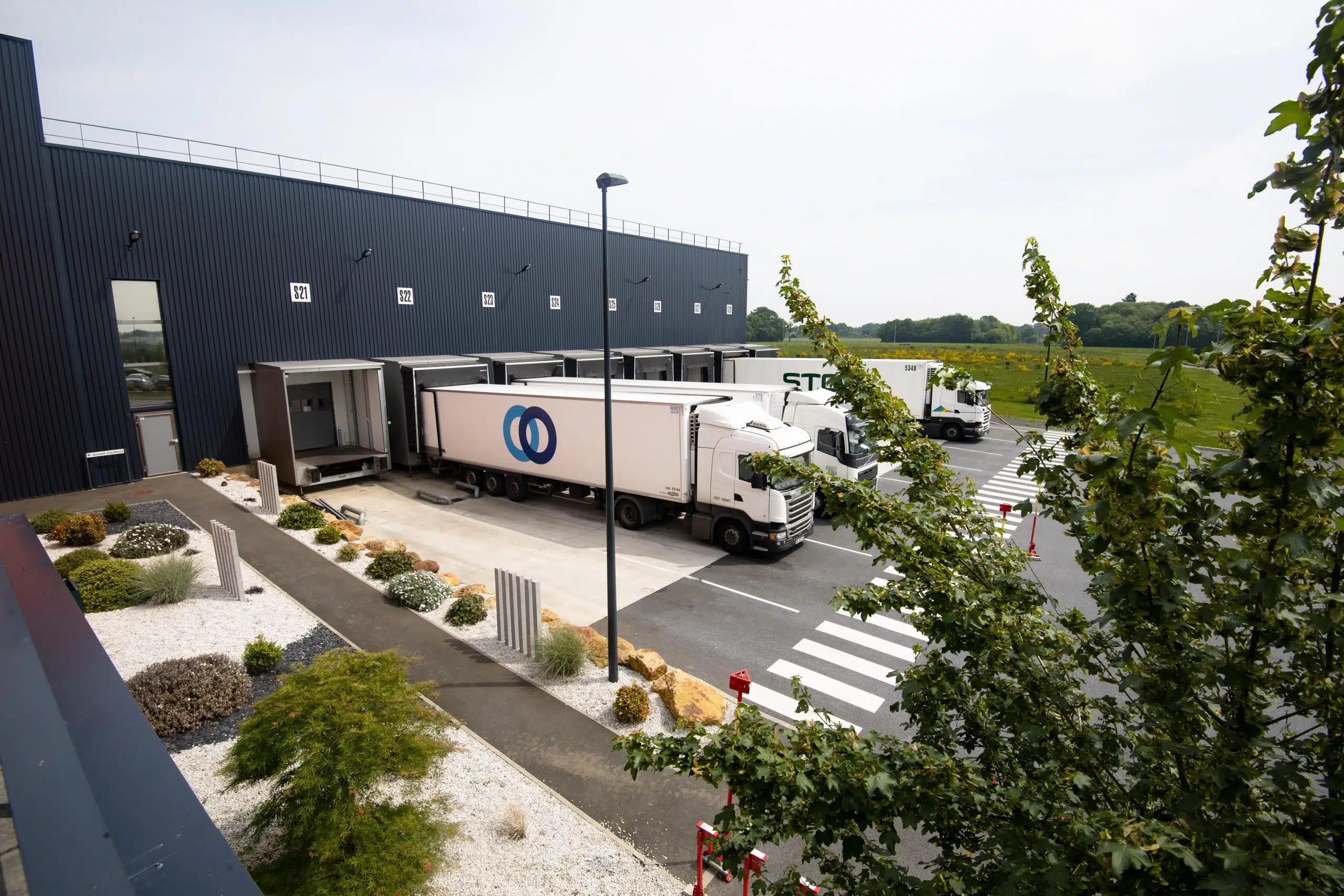 Véhicules de transport sur des quais de chargement logistique