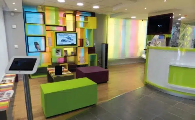 Instalación de señalización digital en Banque Populaire