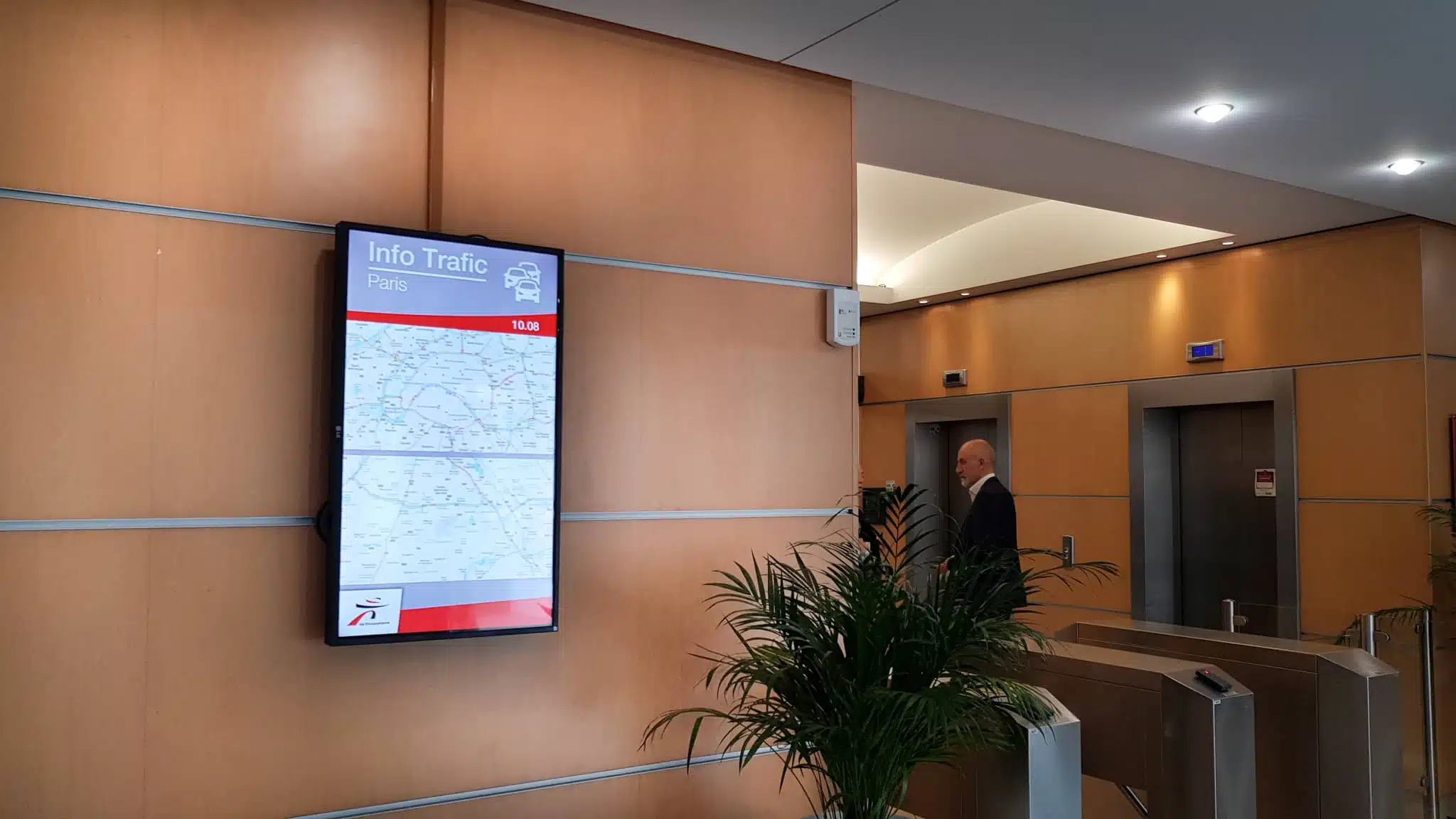 Exemple d'affichage dynamique dédié à la communication interne près d'un ascenceur