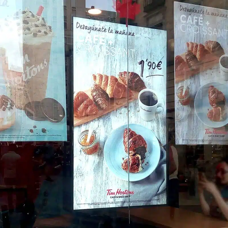 Affichage dynamique en vitrine d'un restaurant