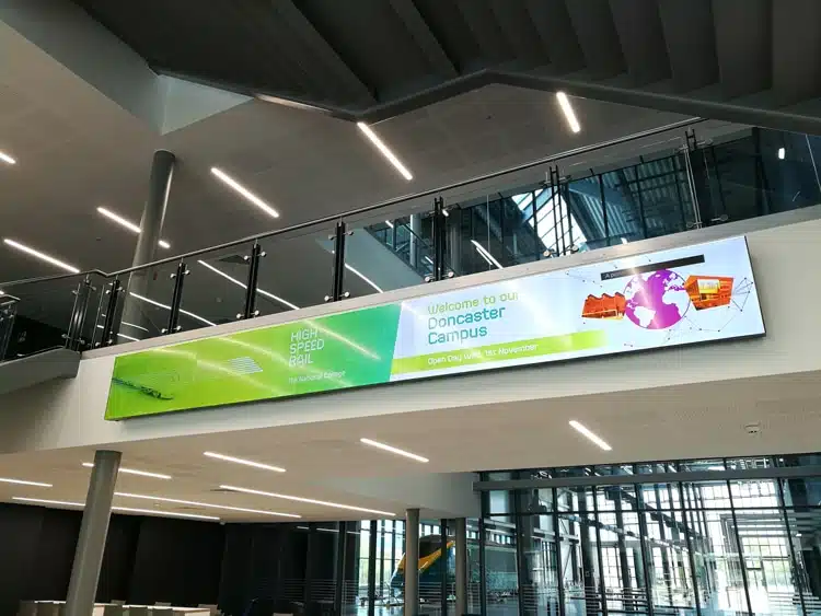 L'affichage dynamique dans les lieux de passe pour communiquer en interne