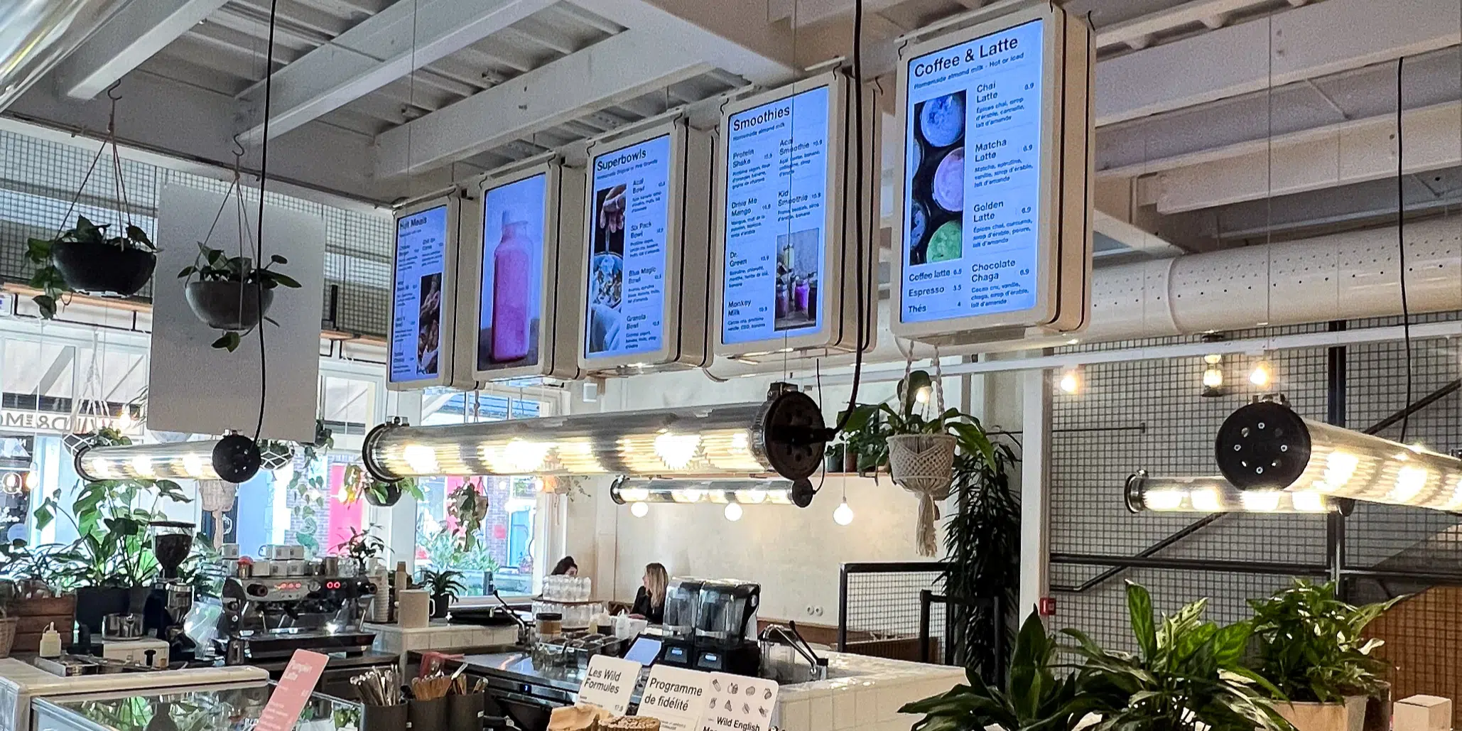 Menu board digital dans un restaurant proposant des produits végétariens